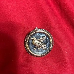 Universal Studios Harry Potter ravenclaw trading pin. MINT
